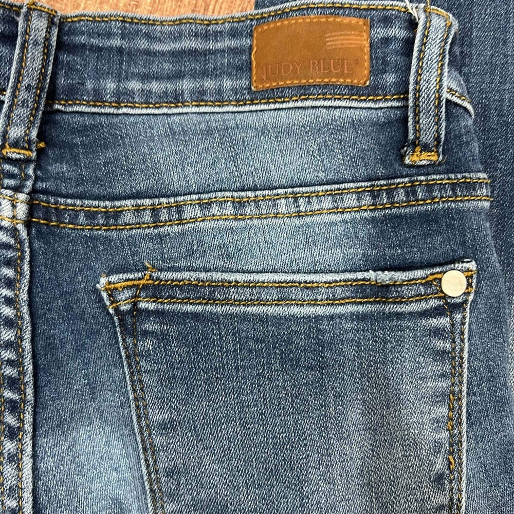 Judy Blue Classic Relaxed Fit Viral Jeans! - Picture 10 of 11